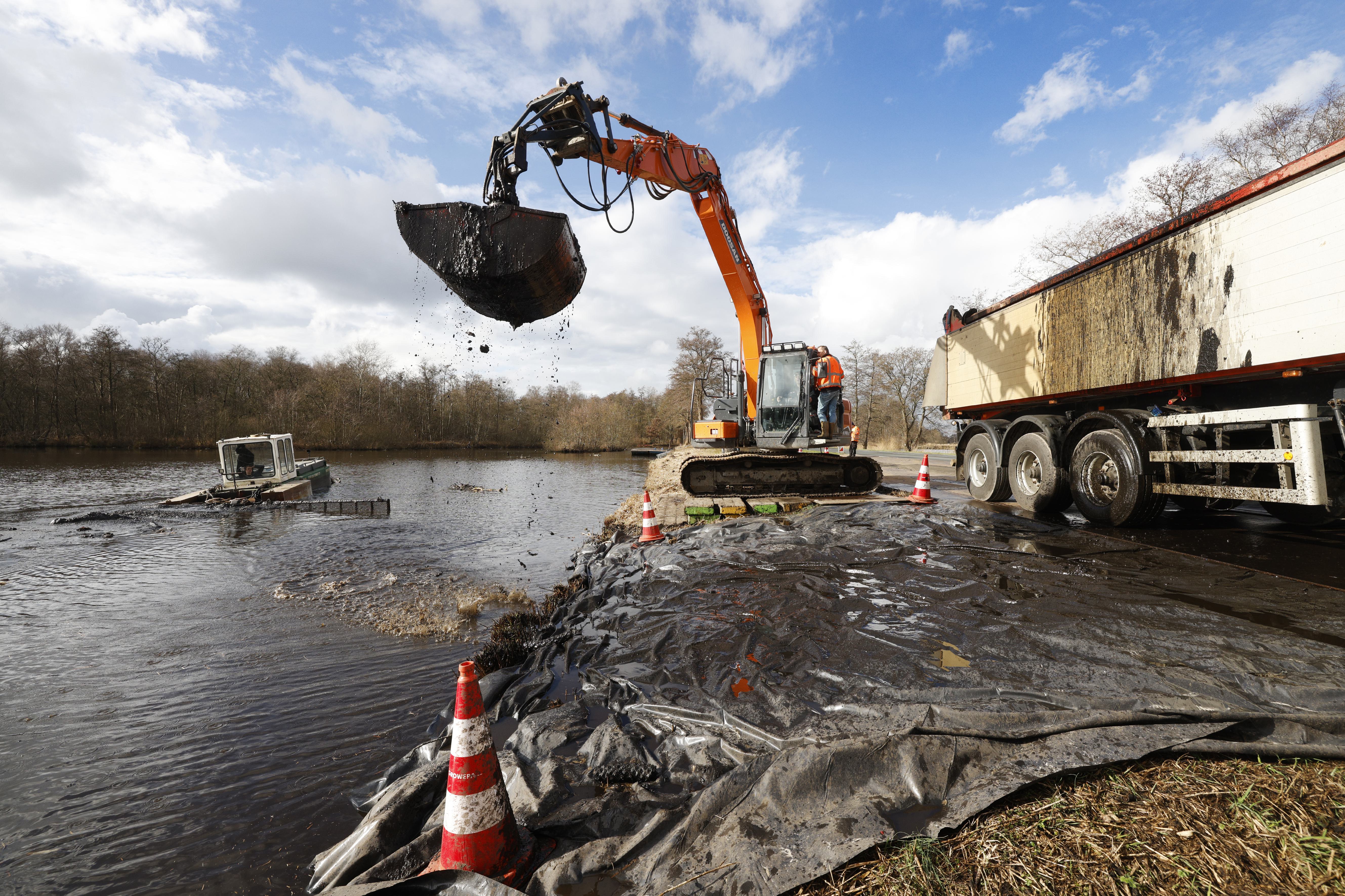 Groot baggerproject van start in natuurgebied 't Hol langs de Vreelandseweg in Kortenhoef